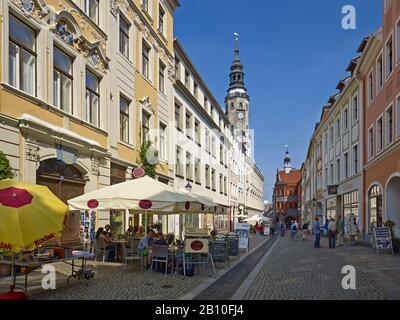 Brüderstraße con la torre del municipio nella città vecchia di Görlitz, Sassonia, Germania Foto Stock