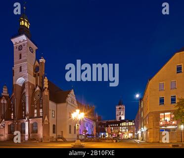 Municipio sul mercato con la torre di San Marienkirche a Francoforte (Oder), Brandeburgo, Germania Foto Stock