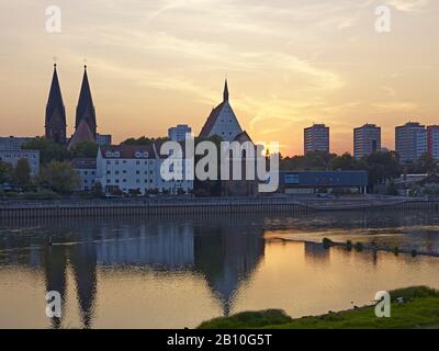 Vista sulla città di Oder con sala concerti 'c. Ph. E. Bach' E Friedenskirche, Francoforte (Oder), Brandeburgo, Germania Foto Stock