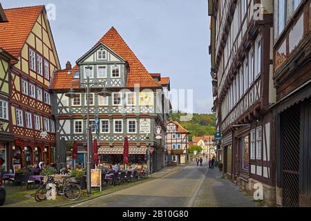 Case a graticcio e caffè nella città vecchia, Hann. Münden, Bassa Sassonia, Germania Foto Stock