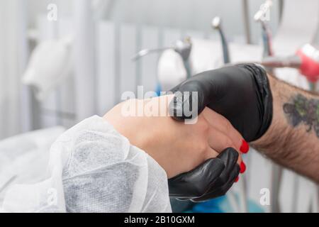 Il medico e il paziente si stringono la mano Foto Stock