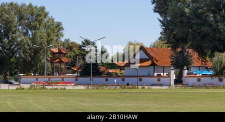 Vienna, Austria - 4 settembre 2019: Architettura cinese in un piccolo parco austriaco sul Danubio Foto Stock