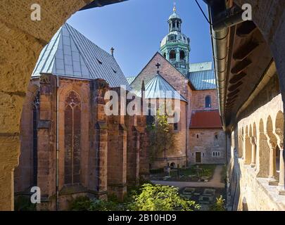 Cortile interno del chiostro del Mariendom a Hildesheim, Bassa Sassonia, Germania Foto Stock