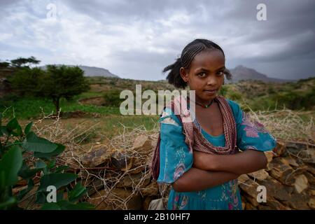 Ragazza etiope con acconciatura tradizionale del Tigray, Etiopia Foto Stock