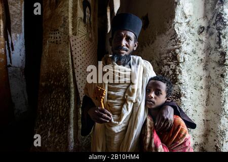 Sacerdote della Chiesa Ortodossa Etiope nella Chiesa rupestre Abba Yohanni, Tigray, Etiopia Foto Stock