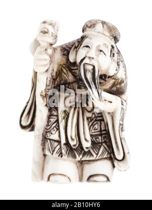 antico giapponese netsuke - saggio uomo con personale scolpito in avorio isolato su sfondo bianco Foto Stock