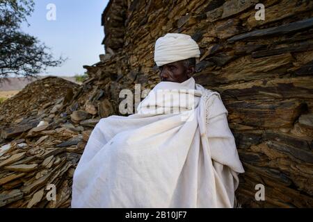 I seguaci della Chiesa Ortodossa etiope pregano e meditano intorno alla chiesa, l'Etiopia Foto Stock