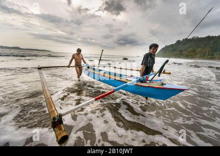 Pescatori tradizionali di Sumatra, Indonesia Foto Stock