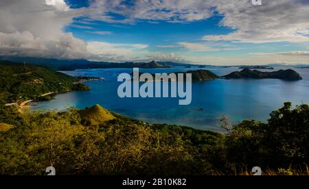 Le baie e le isole in Labuan Bajo, Flores, Indonesia Foto Stock