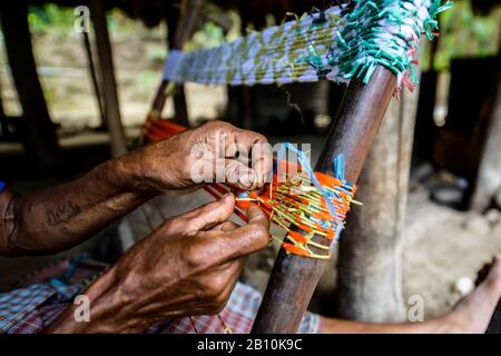 Donna di Timor ovest lavora su un Ikat, Indonesia Foto Stock