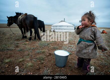 Figlia di una famiglia nomade mongola nel deserto del Gobi, Mongolia Foto Stock