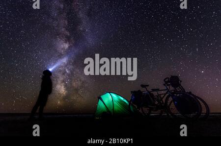 Campeggio sotto le stelle nel deserto Gobi, Mongolia Foto Stock