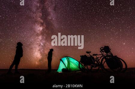 Campeggio sotto le stelle nel deserto Gobi, Mongolia Foto Stock