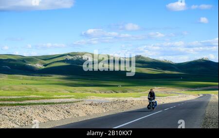 Escursioni in bicicletta nella steppa Mongola, Mongolia Foto Stock