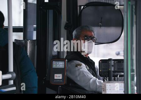 Seoul, Corea Del Sud. 21st Feb, 2020. Un autista di autobus è visto ad una fermata nel quartiere di Jongno di Seoul, Corea del Sud, 21 febbraio 2020. La Corea del Sud ha confermato altri 142 casi del COVID-19 sabato, portando il numero totale di infezioni a 346. Credito: Wang Jingqiang/Xinhua/Alamy Live News Foto Stock