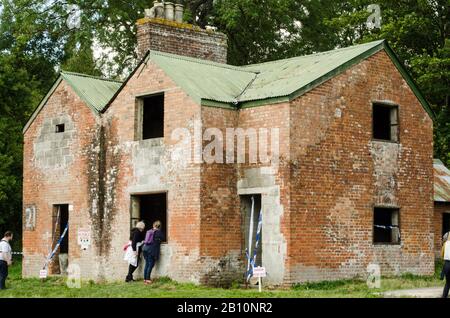 Wiltshire, Regno Unito - 17 agosto 2019: Rovine dell'ex Nag's Head pub trasformato cottage nel villaggio di Imber, Wiltshire. L'area è raramente aperta a vi Foto Stock