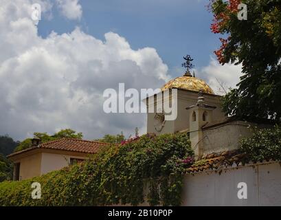 Tetto d'oro ad antigua guatemala los capuchinas. Foto Stock