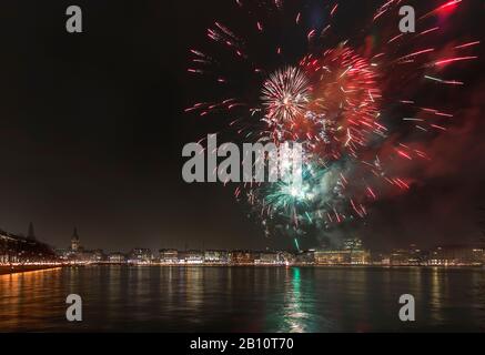 Grandi fuochi d'artificio sull'Alster Interiore in occasione dell'offerta olimpica di Amburgo per il 2024, Amburgo, Germania Foto Stock