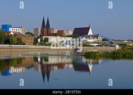 Vista sulla città di Oder con Friedenskirche e Stadtbrücke, Francoforte (Oder), Brandeburgo, Germania Foto Stock