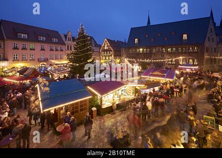 Mercatino di Natale sul mercato con municipio a Quedlinburg, Sassonia-Anhalt, Germania Foto Stock