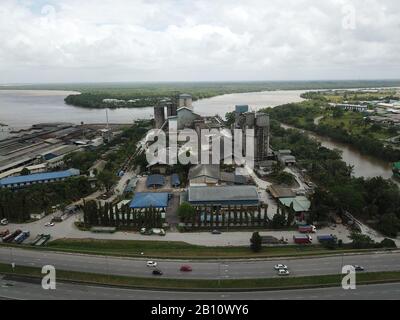 Kuching, Sarawak / Malesia - 21 febbraio 2020: La centrale industriale E la fabbrica Di Cemento CMS nella zona di Muara Tabuan Foto Stock