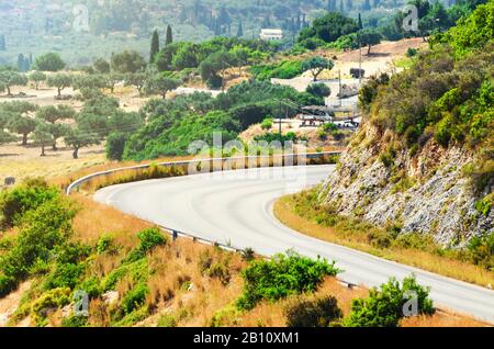 Strada di montagna in una soleggiata giornata estiva. Isola di Zante, Grecia. Foto Stock