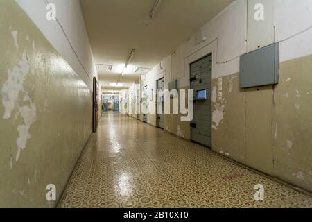 Corridoio nel nuovo edificio, ex prigione di Stasi, Hohenschönhausen Memorial, Berlino Foto Stock