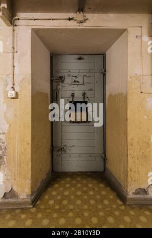 Cella di prigione, porta, ex prigione di Stasi, memoriale di Hohenschönhausen, Berlino, Germania Foto Stock