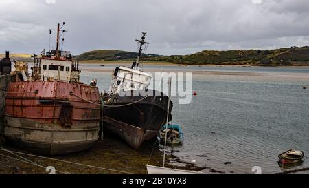 Padstow.Cornwall/England – Settembre 22nd 2019:Due arrugginite barche da pesca legate al porto di Padstow in Cornovaglia in attesa della marea prima di dirigerti verso il mare. Foto Stock