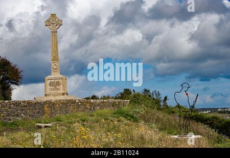 Padstow.Cornwall/England – Settembre 22nd 2019: Il Memoriale della Guerra di Padstow nel parco, dove la silhouette di un soldato e il profilo ridefiniscono l'ingresso sulla R. Foto Stock