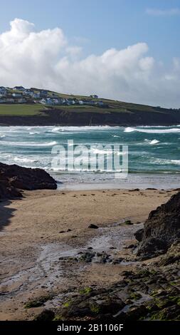 Baby Bay, Bayle Bay E Baby Beach A New Polzeath, Nella Cornovaglia Del Nord. Una tempesta in riunione e sta preparando per colpire come la marea entra Foto Stock