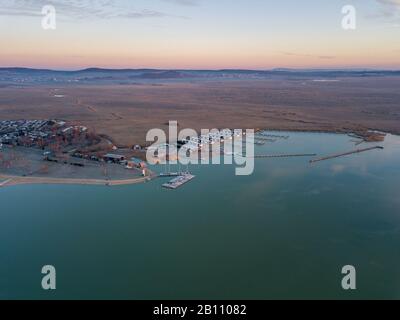 Una vista del fronte d'acqua di Breitenbrunn a Burgenland, in Austria, sul lago Neusiedler See Foto Stock