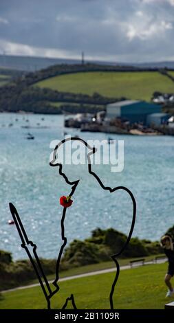 :il porto di Padstow è stato visto dal War Memorial nel parco, dove la silhouette di un soldato e il profilo proteggono l'ingresso sul fiume Camel Foto Stock