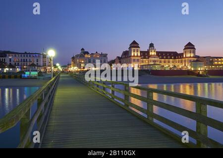 Molo Con Kurhaus, Seebad Binz, Ruegen, Mecklenburg-West Pomerania, Germania Foto Stock