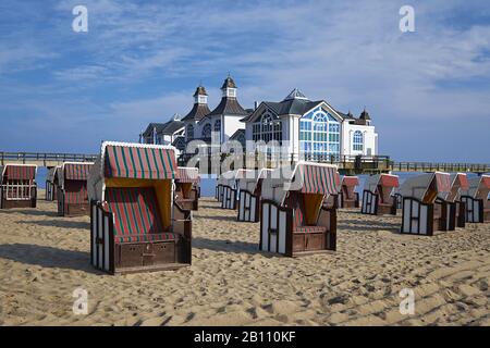 Molo con sedie a sdraio a Sellin su Ruegen, Mecklenburg-West Pomerania, Germania Foto Stock