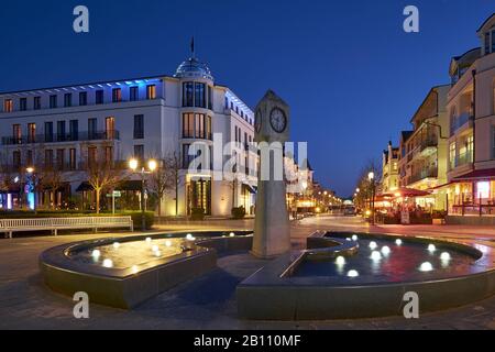 Passeggiata Con Orologio, Seebad Binz, Ruegen, Mecklenburg-West Pomerania, Germania Foto Stock