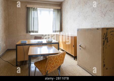 Sala d'interrogatorio, ex prigione di Stasi, Hohenschönhausen Memorial, Berlino Foto Stock