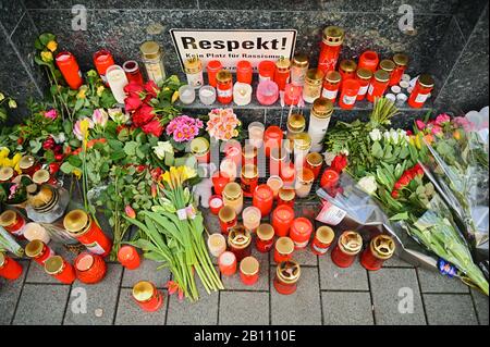 Hanau, Germania. 22nd Feb, 2020. Candele, fiori e un segno che dice 'Rispetto! Non c'è posto per il razzismo». In un presunto attacco razzista, un tedesco di 43 anni a Hanau, Hesse, sparò diverse persone e se stesso. Credito: Nicolas Armer/Dpa/Alamy Live News Foto Stock