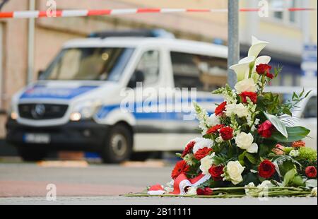 Hanau, Germania. 22nd Feb, 2020. Boquets di fiori sono stati posati vicino alla scena del crimine a Heumarkt. In un presunto attacco razzista, un tedesco di 43 anni a Hanau, Hesse, sparò diverse persone e se stesso. Credito: Nicolas Armer/Dpa/Alamy Live News Foto Stock