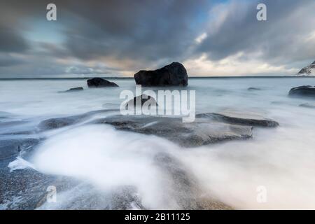 Costa Rocciosa, Uttakleiv, Lofoten, Norvegia Foto Stock