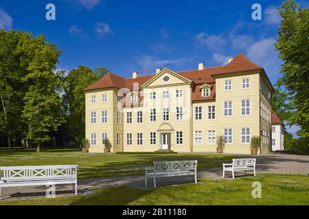 Mirower castello sull'isola del castello di Mirow, Mecklenburg-West Pomerania, Germania Foto Stock