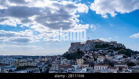 Grecia. Veduta aerea di Atene. Paesaggio urbano con la collina dell'Acropoli e il tempio del Partenone, giorno di sole, cielo blu Foto Stock