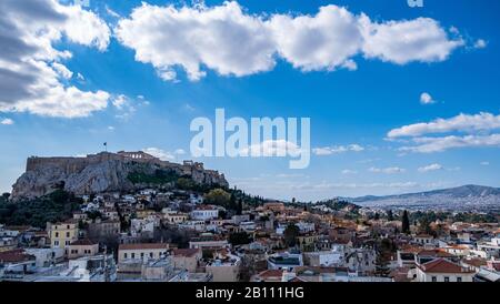 Grecia. Veduta aerea di Atene. Paesaggio urbano con la collina dell'Acropoli e il tempio del Partenone, giorno di sole, cielo blu Foto Stock