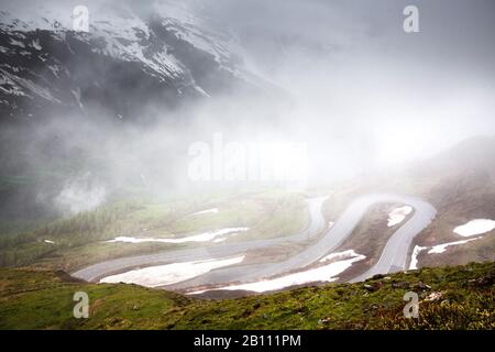 Strada alpina Grossglockner nella nebbia, Austria Foto Stock