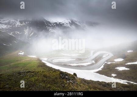 Strada alpina Grossglockner nella nebbia, Austria Foto Stock