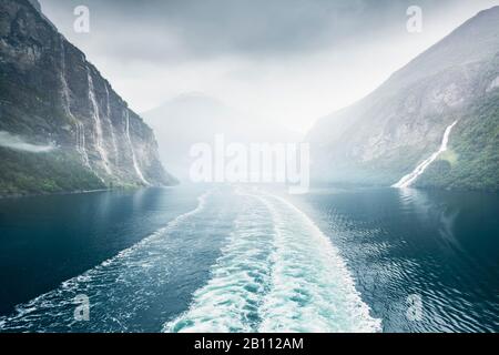 In barca il Geirangerfjord presso la cascata "sette sorelle", Norvegia Foto Stock