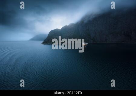 Mistico, foggy atmosfera serale in un fiordo, Norvegia Foto Stock