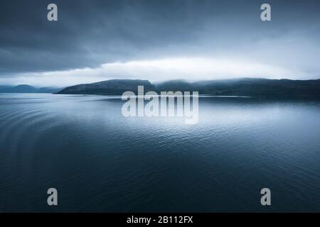 L'atmosfera serale nebbiosa del Sognefjord, Norvegia Foto Stock