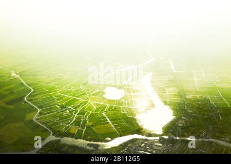 Veduta aerea dei campi e dei canali in controluce, Olanda, Olanda Foto Stock