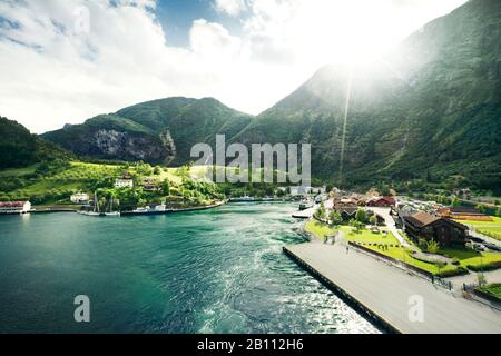 Vista del porto di Flam, alla fine del fiordo Aurlandsfjord, Norvegia Foto Stock